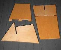 De drie delen waarmee stoel wordt samengesteld. Te koop bij: http://www.wonderwoodstore.nl/nl/links-eenvoudig-te-monteren-stoel.html